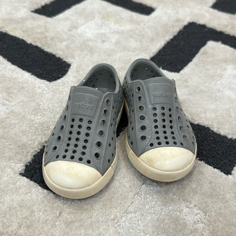 Natives size 6 grey